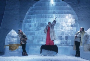Rita Saxmark sjunger Glitter and Be Gay av L. Berstein på Ice Globe Theatre - Jukkasjarvi ishotellet Opera Vildmark